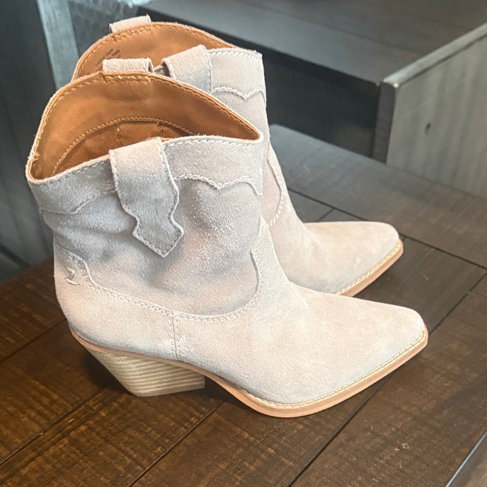 Stylish Women's Suede Ankle Boots - Cream Zodiac size 6